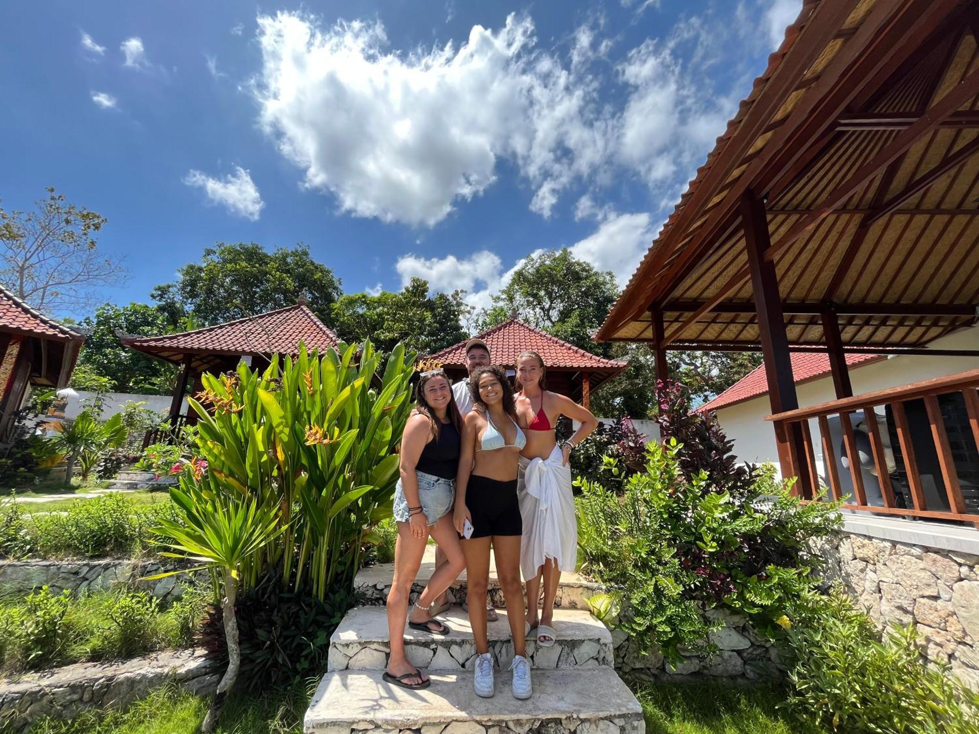 Sunset Hill Lembongan Hotel Exterior photo